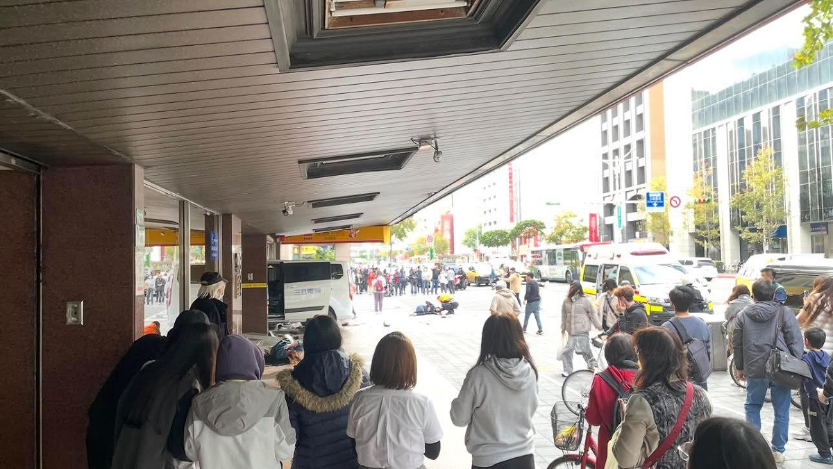 三立電視台採訪車行經路口時突失控衝撞路旁。 圖：翻攝自Threads/來源：lay_lay_layla