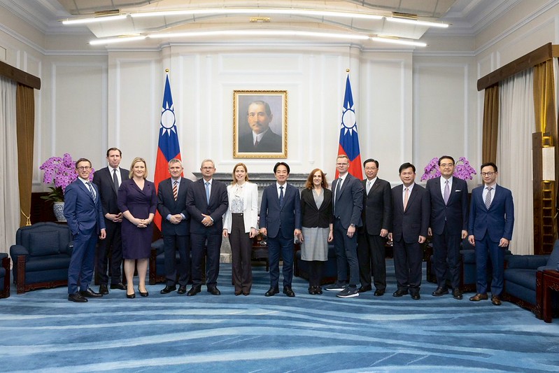 總統賴清德日前接見「德國馬歇爾基金會」（GMF）跨大西洋訪問團，但總統府新聞稿中僅介紹其中六人。 圖：取自 總統府