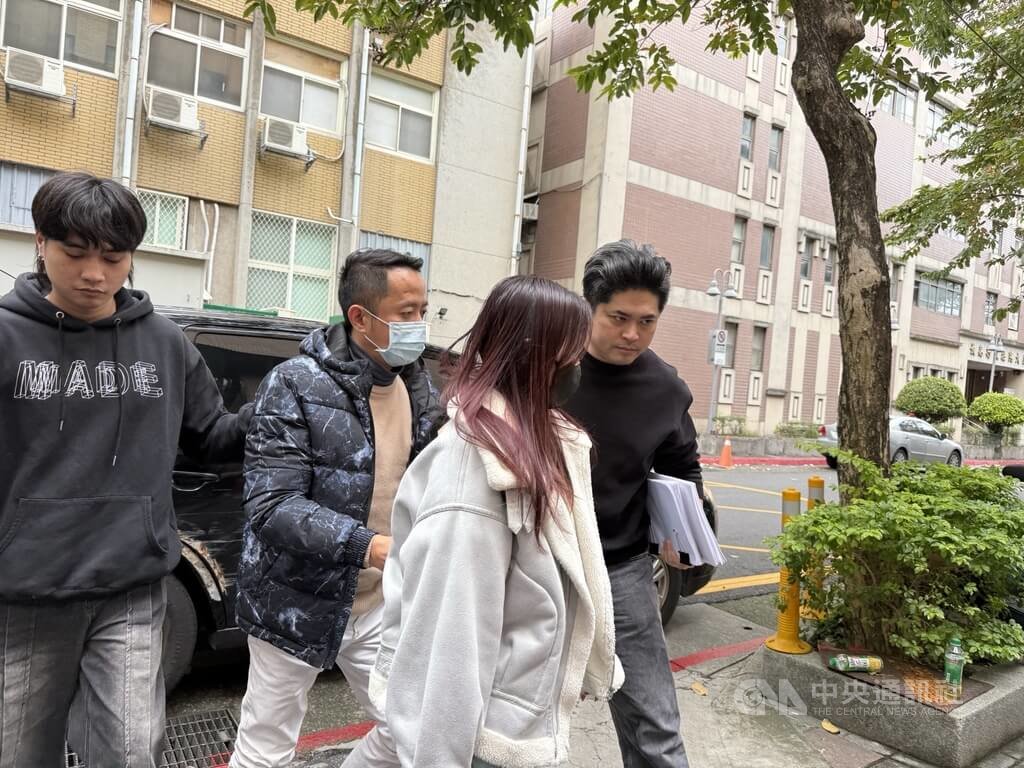 台北地檢署偵辦聖石金業涉違法吸金案，檢方22日指揮警方展開第2波搜索，拘提曾任職媒體的陳姓男子（左2）等10人到案，23日下午將陳男等人移送北檢複訊。中央社記者林長順攝　115年1月23日