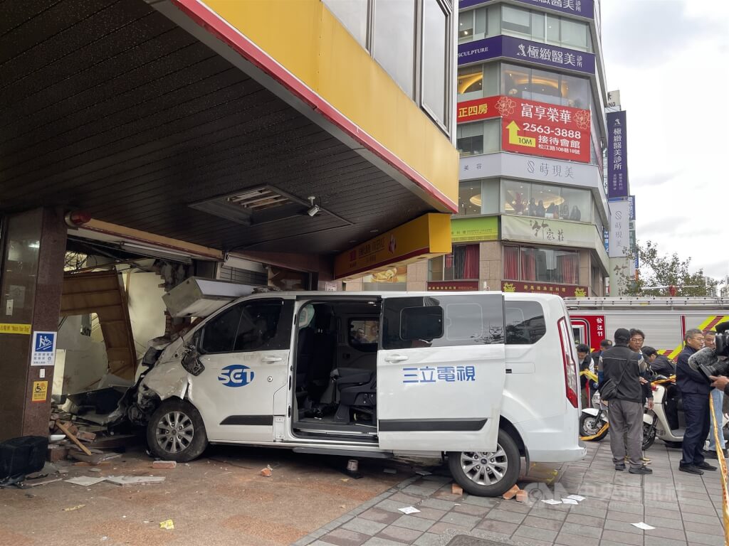三立電視台採訪車23日不明原因失控撞進北市中山區的彰化銀行內，警消獲報立即出動援助。中央社記者裴禛攝　115年1月23日