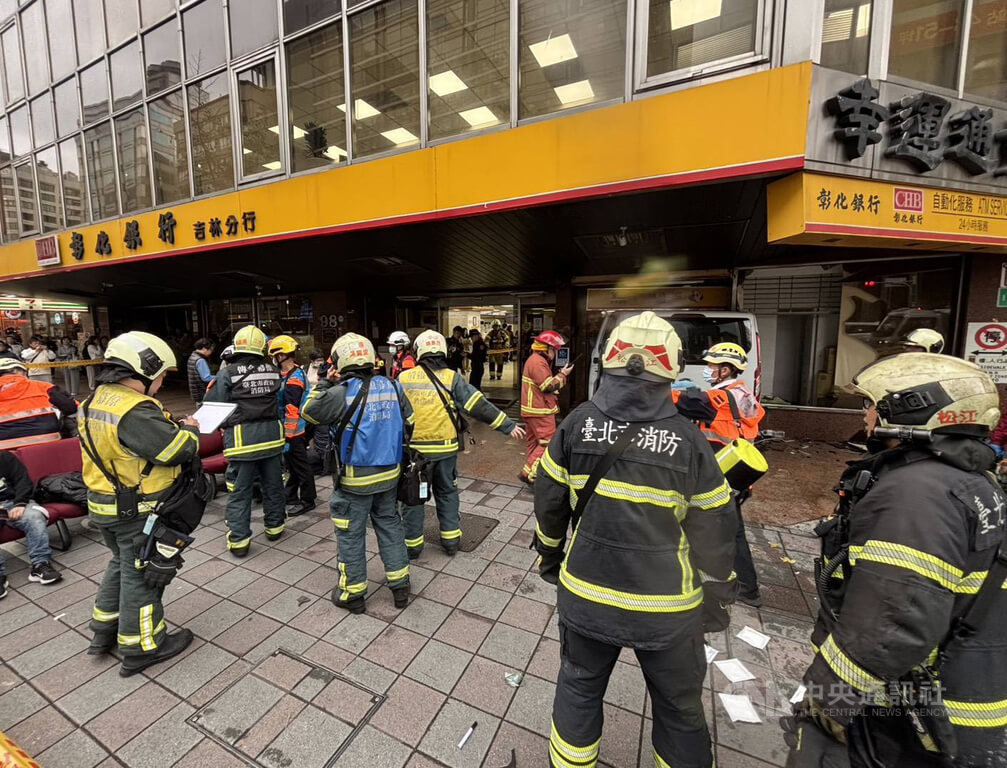 一輛三立電視台採訪車23日下午突然失控撞進台北市中山區的彰化銀行吉林分行內，大批警消獲報趕往現場處理，事發現場周邊已先拉起封鎖線。。（翻攝照片）中央社記者黃麗芸傳真　115年1月23日