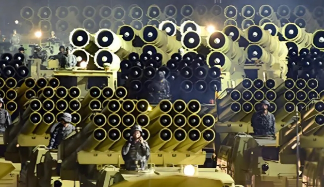 北韓M1991型240毫米重型火箭砲出現在閱兵典禮上。 圖 : 翻攝自矚望雲霄