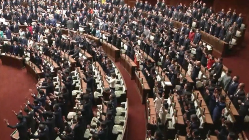 日本眾議院23日下午在議長額賀福志郎宣讀憲法第7條解散詔書，現場議員高呼「萬歲」後解散。 圖：翻攝日本「國會中繼」（資料照片）