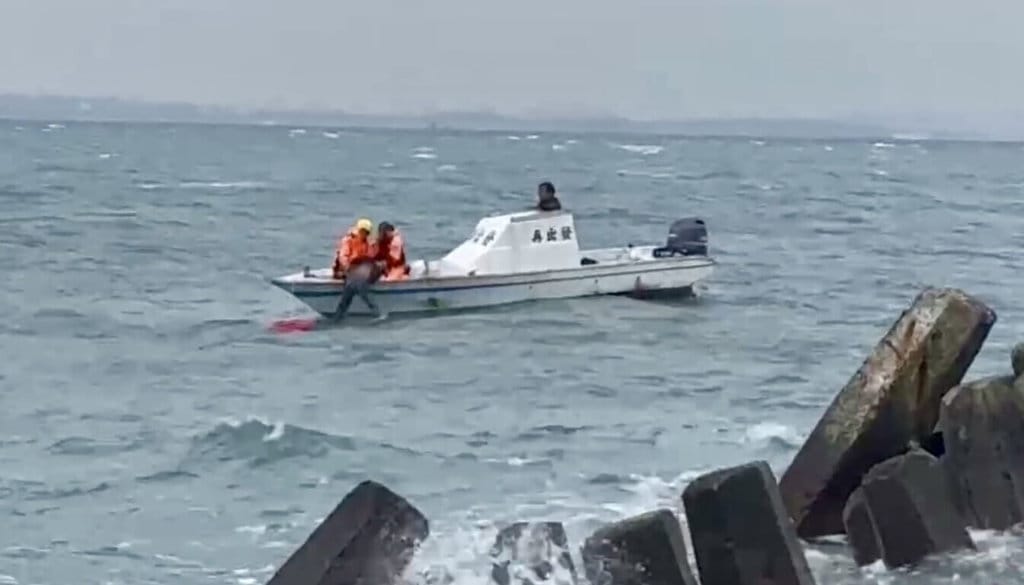 澎湖鳥嶼「休閒漁政0148」船筏23日出海後疑遭風浪打翻、漂流擱淺，2名船員落海，其中1人目前已獲救送醫，另名吳姓船主尚未尋獲，持續搜救中。（海巡署第7岸巡隊提供）中央社　115年1月23日