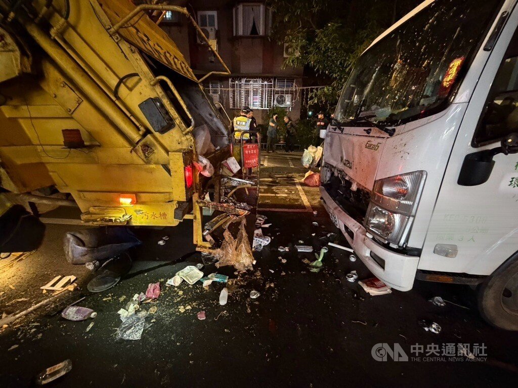 一輛垃圾車23日在桃園市龜山區中興路停靠收垃圾時，後方資源回收車疑因駕駛身體不適、突發昏迷，導致車輛失控往前衝撞，殃及正在倒垃圾的數名民眾，其中一名78歲婦人當場無生命跡象，送醫搶救仍宣告不治。（翻攝照片）中央社記者葉臻傳真　115年1月23日