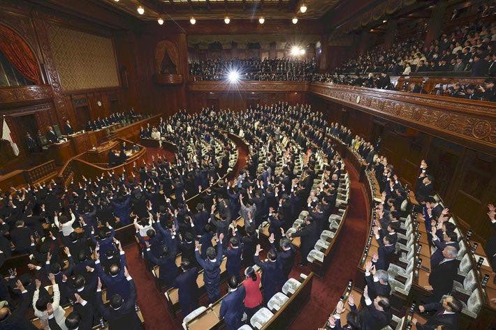 失去身分的議員們在議場內一齊舉起雙手，高呼「萬歲」。 圖：翻攝矢板明夫臉書