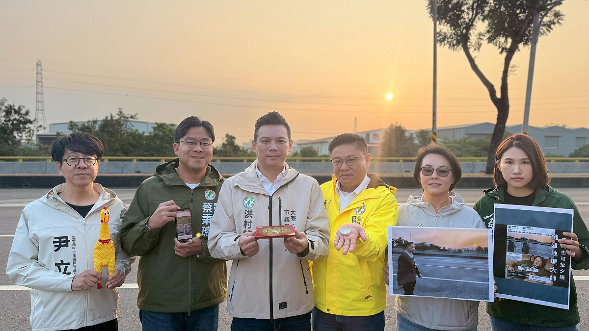 六高雄市議員參選人親赴大寮鳳林公路直播迎日出，以行動破除謠言。 圖：孫家銘翻攝