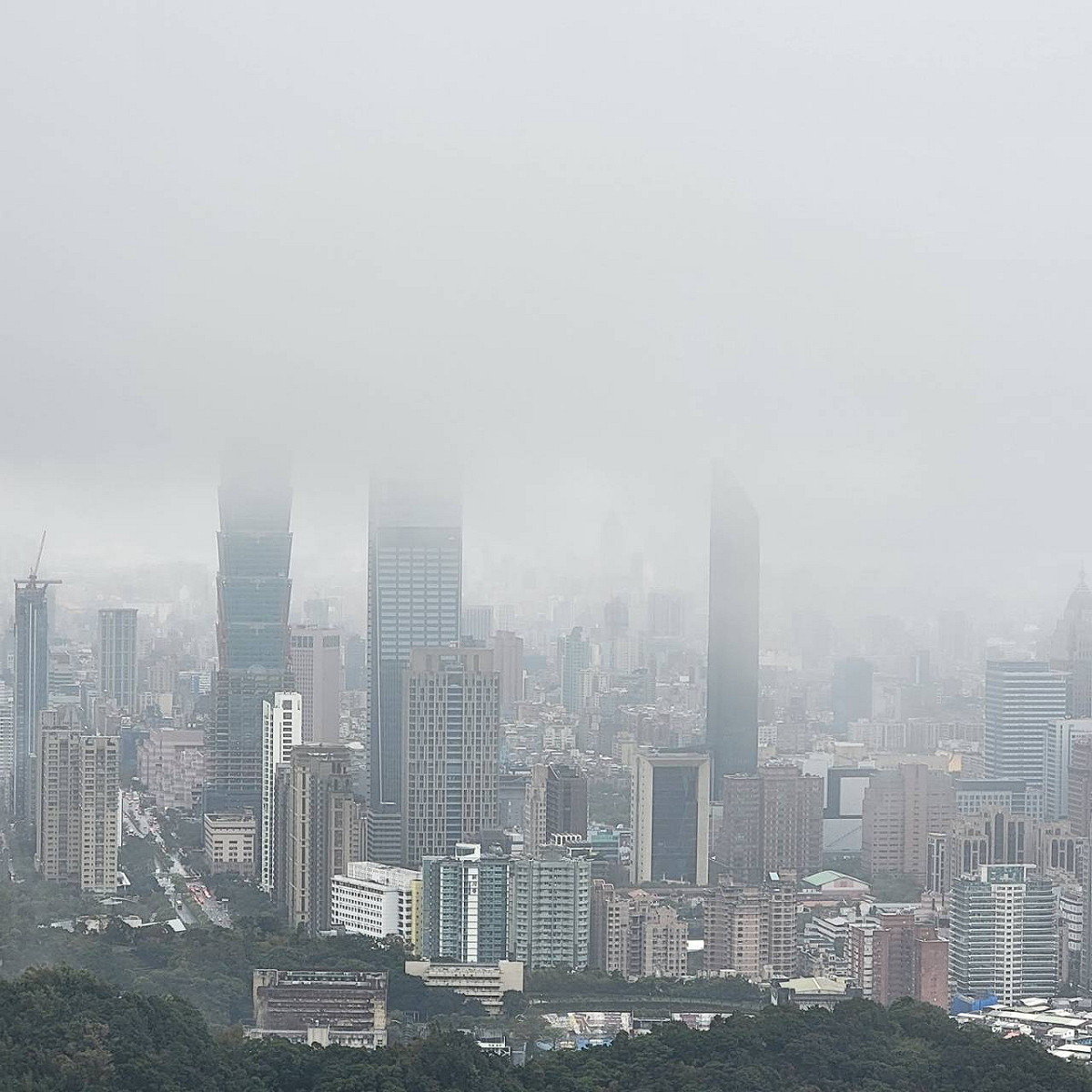 台北街頭今晨起細雨，艾力克斯霍諾德因天氣延遲挑戰台北101，主辦方宣布改至明日舉行，現場民眾失望散去。 圖：謝步智／攝影