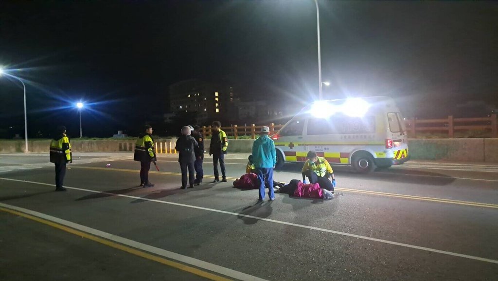 2名晨運婦女24日在仁義北路上遭機車撞擊紛紛倒地，肇事機車隨即逃逸。警方隨後循線逮捕折返現場關心傷者的肇逃少年，他坦承因害怕才逃離現場。（民眾提供）中央社記者盧太城台東傳真　115年1月24日