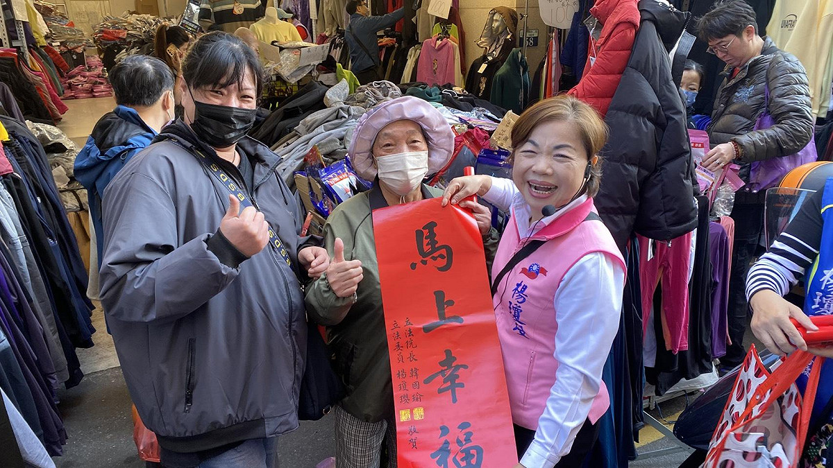 楊瓊瓔到水湳市場掃街拜票。 圖：楊瓊瓔服務處/提供