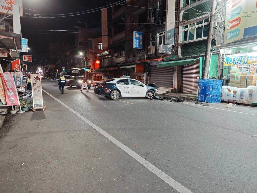 屏東縣內埔鄉街頭24日凌晨發生警匪追逐，通緝犯拒檢並衝撞警車，導致警車車頭毀損。（內埔警分局提供）中央社記者李卉婷傳真　115年1月24日