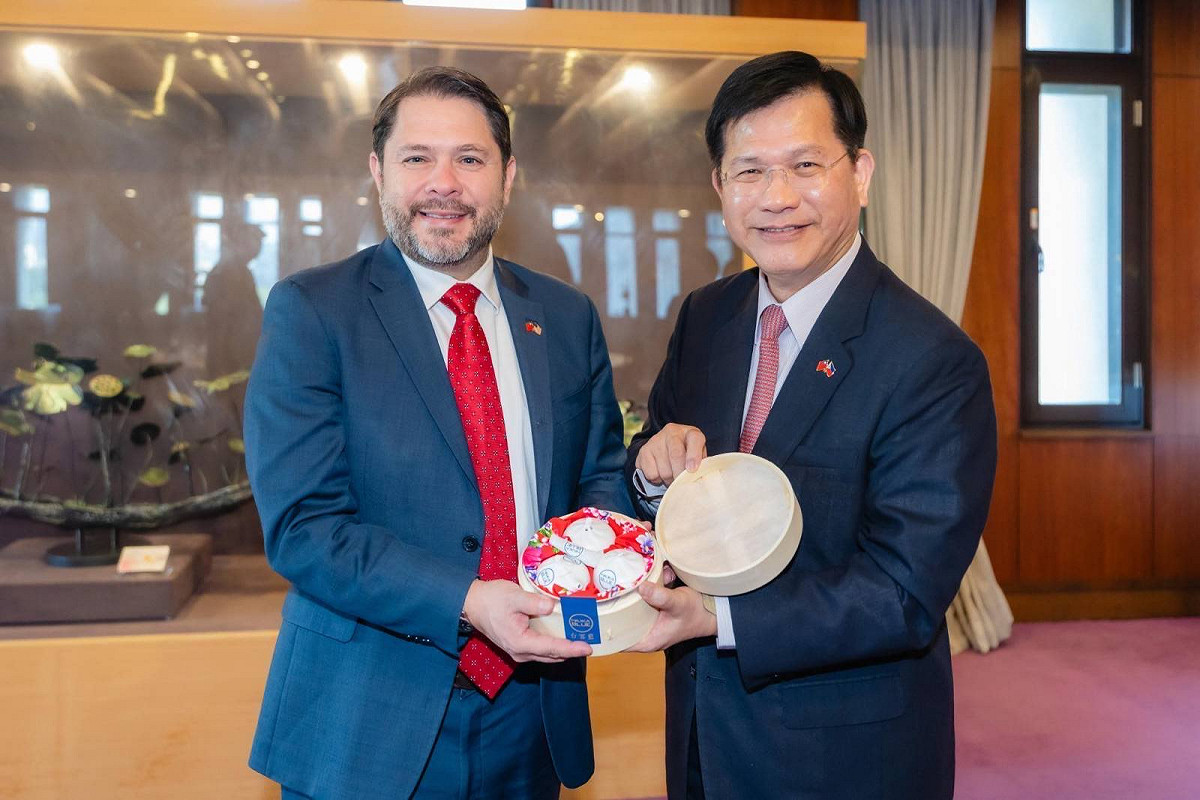 林佳龍與美國聯邦參議員蓋耶哥（Ruben Gallego）。 圖：外交部提供