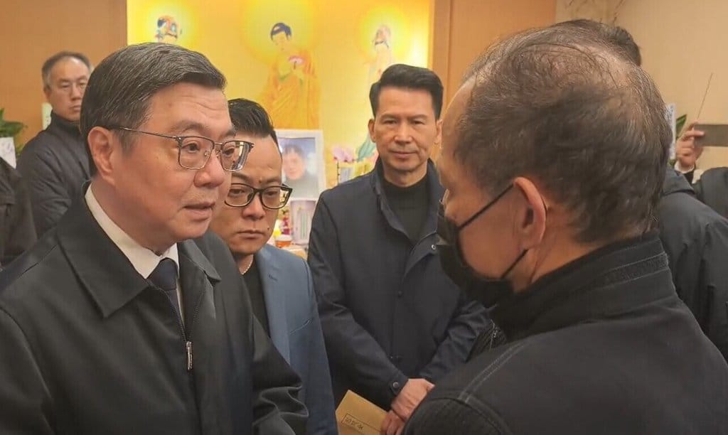 基隆市消防局小隊長詹能傑日前在火場捨身救人殉職。行政院長卓榮泰（左）24日前往靈堂上香，慰問詹能傑的家屬。（讀者提供）中央社記者沈如峰傳真　115年1月24日