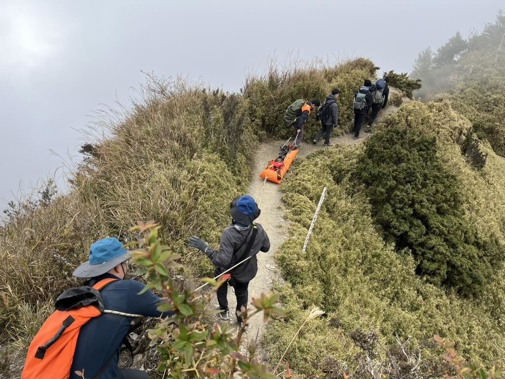 30歲男性登山客24日上午攀登台東縣海端鄉關山嶺山步道時不慎跌倒導致左腳骨折，消防人員獲報馳援，協助以捲式擔架運送傷者下山就醫。（台東縣消防局提供）中央社記者盧太城台東傳真　115年1月24日