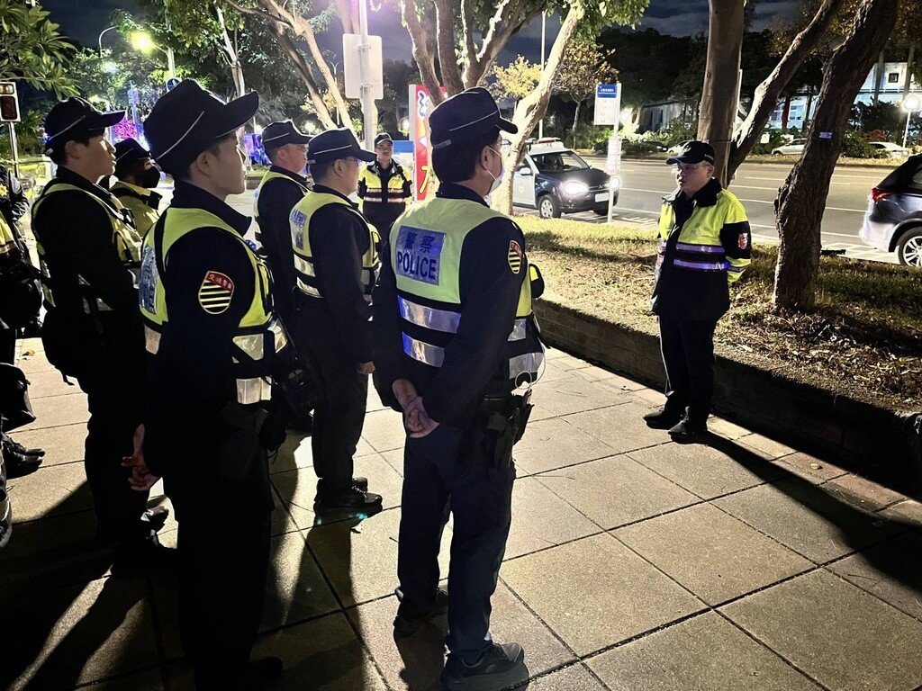 台北市警察局北投分局24日表示，為配合市警局辦理擴大臨檢勤務，持續遏止轄內各易生滋事處所及淨化轄區治安，並針對深夜少年容留、毒（酒）駕等情事加強查緝，23日晚間出動逾50名警力臨檢轄內治安熱點。（台北市警察局北投分局提供）中央社記者黃麗芸傳真　115年1月24日