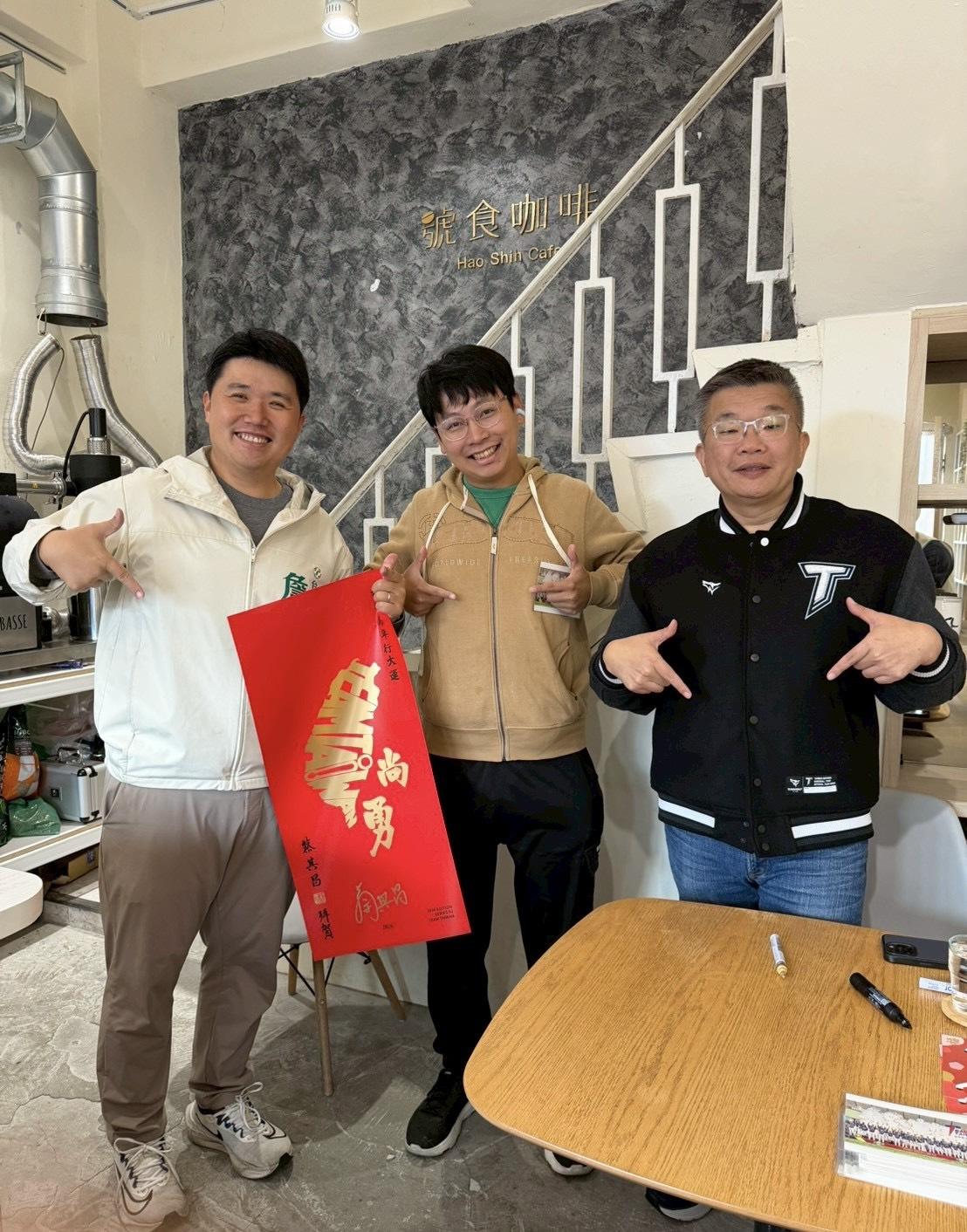 蔡其昌（右一）與山城區市議員參選人詹智翔（左一）一同發送台灣尚勇春聯。 圖：詹智翔/提供