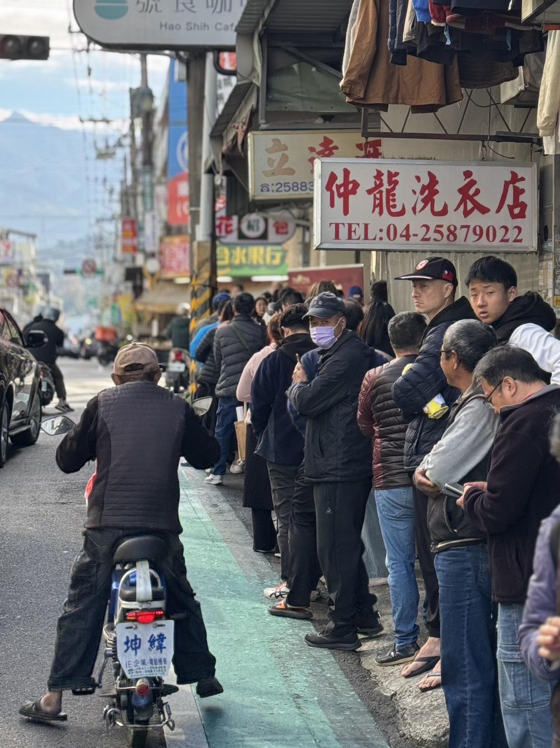 東勢區民眾大排長龍，等著領取「台灣尚勇」春聯。   圖：詹智翔/提供