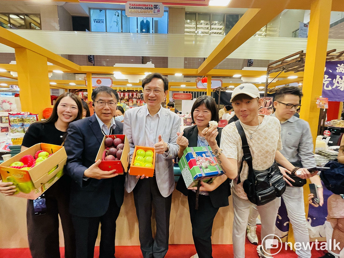 臺南市長黃偉哲赴新加坡高島屋百貨，為臺南蜜棗進行實體推廣行銷，並攜手當地人氣直播主Max、網紅Miss Hippo合作進行現場直播，向新加坡及海外消費者介紹臺南蜜棗的產地故事與優質特色， 圖：台南市政府提供