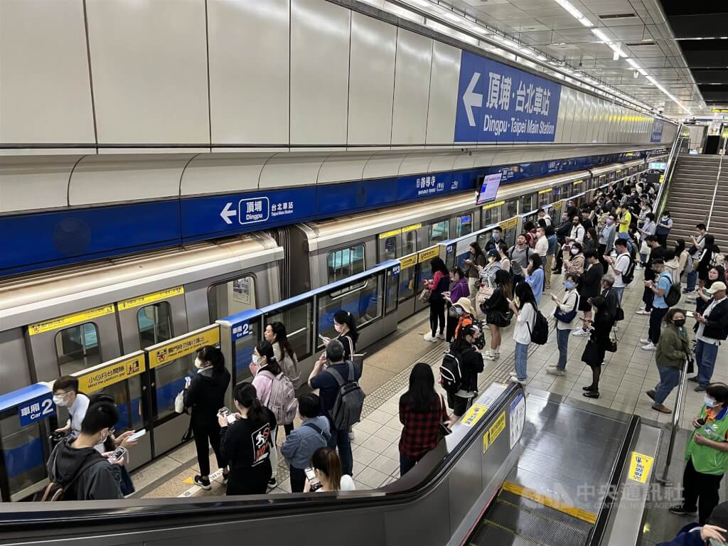 台北捷運公司24日宣布請旅客勿在站內使用行動電源，引發討論。圖為台北捷運板南線善導寺站月台。 圖:中央社提供(檔案照片）