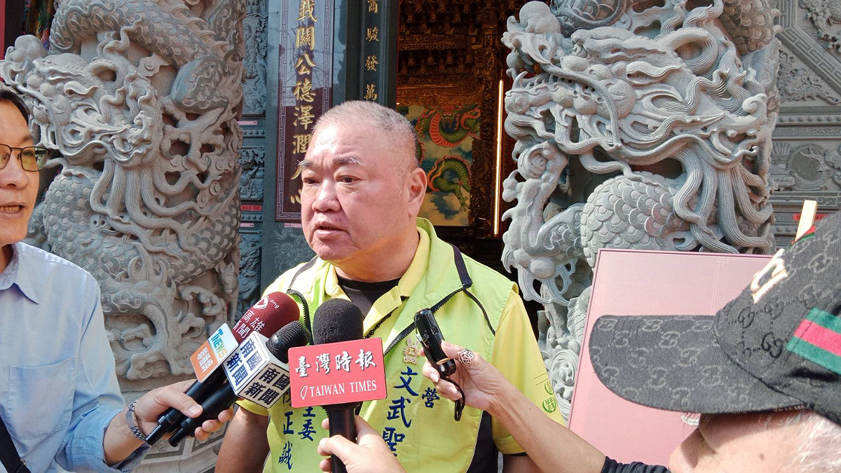 陳正誠表示，採用彩繪光電形式，在不影響信仰與景觀的前提下，讓廟埕也能成為推動淨零與環境教育的起點。 圖：孫家銘攝