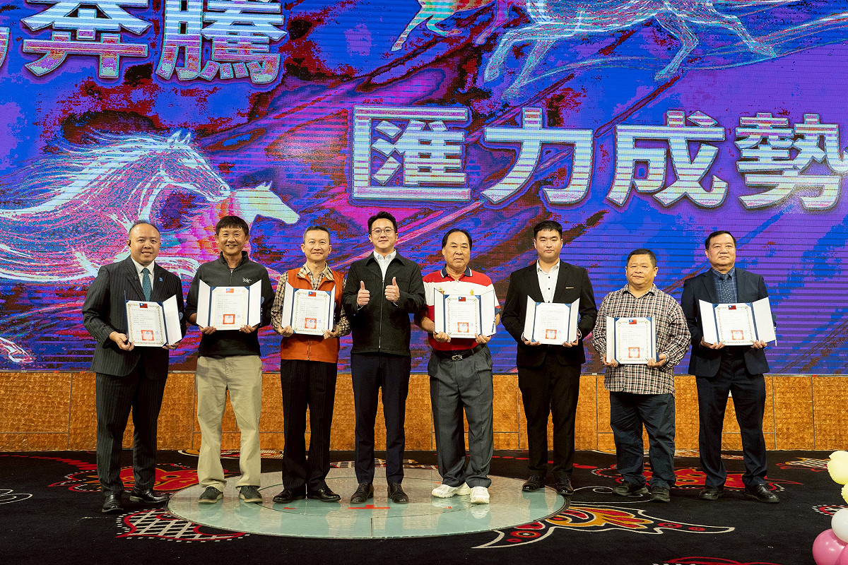 廖泰翔頒發7位監事證書。 圖：高雄市觀光商圈總會/提供