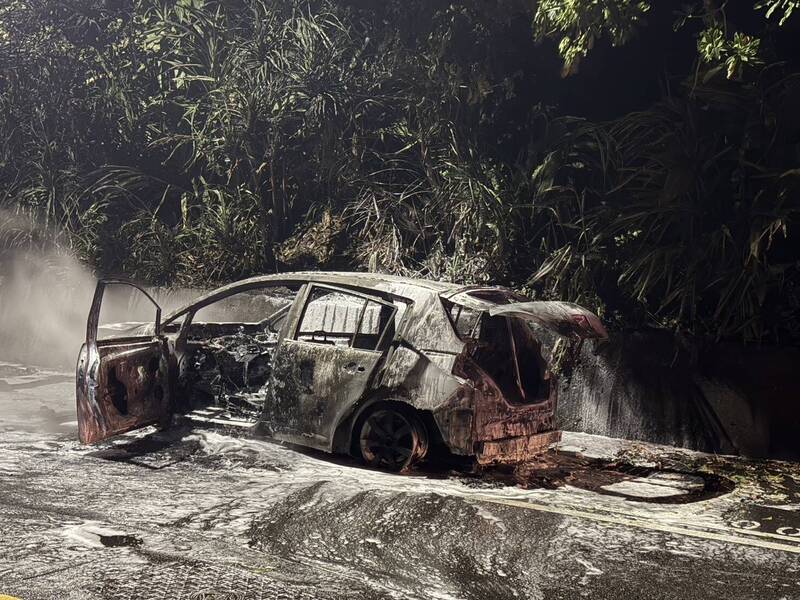 基隆昨晚發生火燒車，海巡人員奮不顧身救出車內兩人。 圖：翻攝畫面