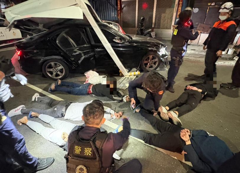 警方於路口成功攔截涉案的多名男子。 圖：翻攝畫面