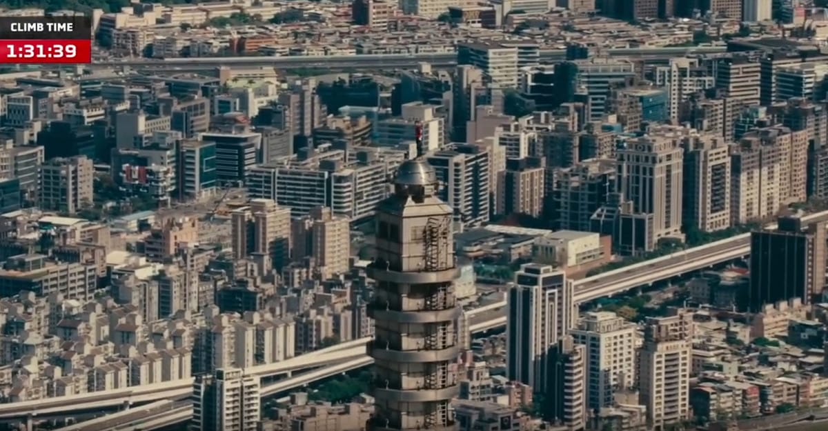 張景森直言，他只能給歷任台北市長59分的不及格成績，原因是透過Netflix的全球鏡頭，讓全世界看見台北「原來是個鐵皮屋頂的城市」，直言從屋頂景觀來看，很難想像這是一個能生產先進半導體的國家，痛批歷任市長「集體懶惰了幾十年」。 圖：截取自Netflix US netflix