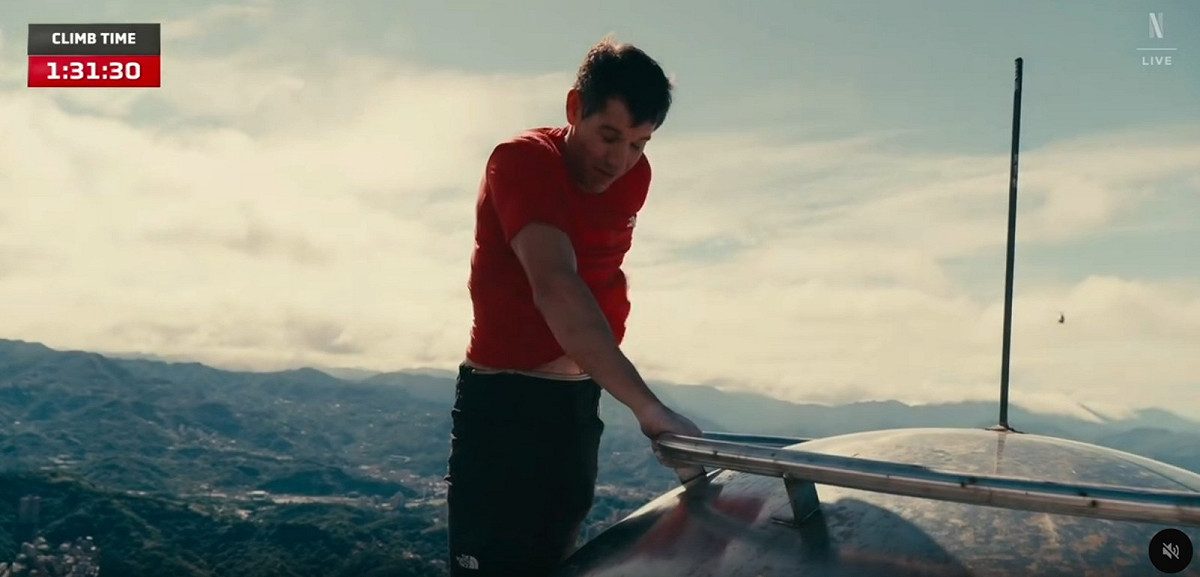 美國極限攀岩家霍諾德(Alex Honnold)，今(25)日上午徒手攀爬台北101，全程花費約90分鐘。 圖：翻攝自 Netflix Threads