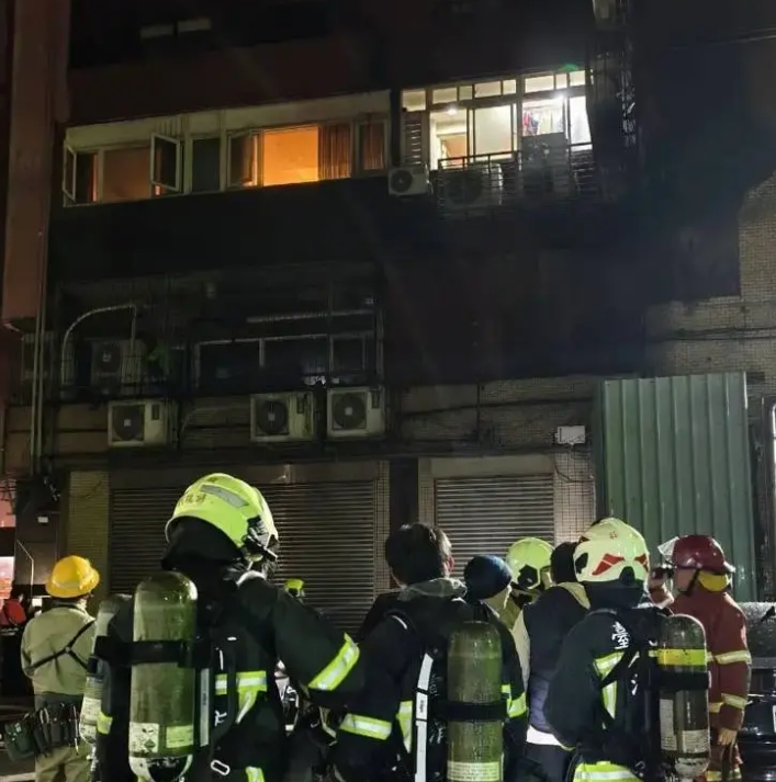 台北市大安區一間補習班廚房發生火警，警消緊急撤離53名住戶。 圖：翻攝畫面