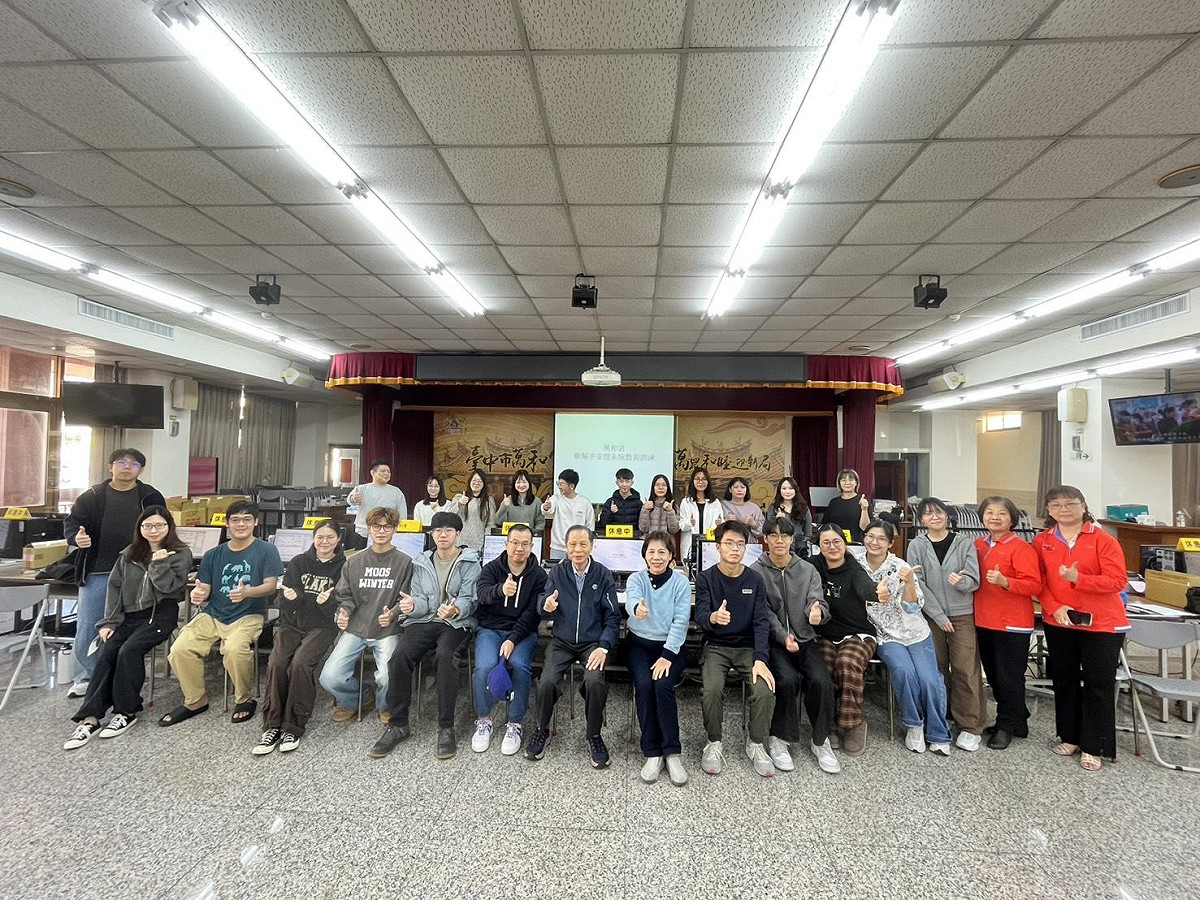 迎接新年度電腦安燈作業，萬和宮召集工讀生研習，蕭董事長與大家合影打氣。 圖：萬和宮/提供