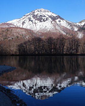 日本長野縣與岐阜縣交界的活火山「燒岳」，今（25）日清晨起火山活動明顯加劇。 圖：翻攝自X@mizu_tumetai