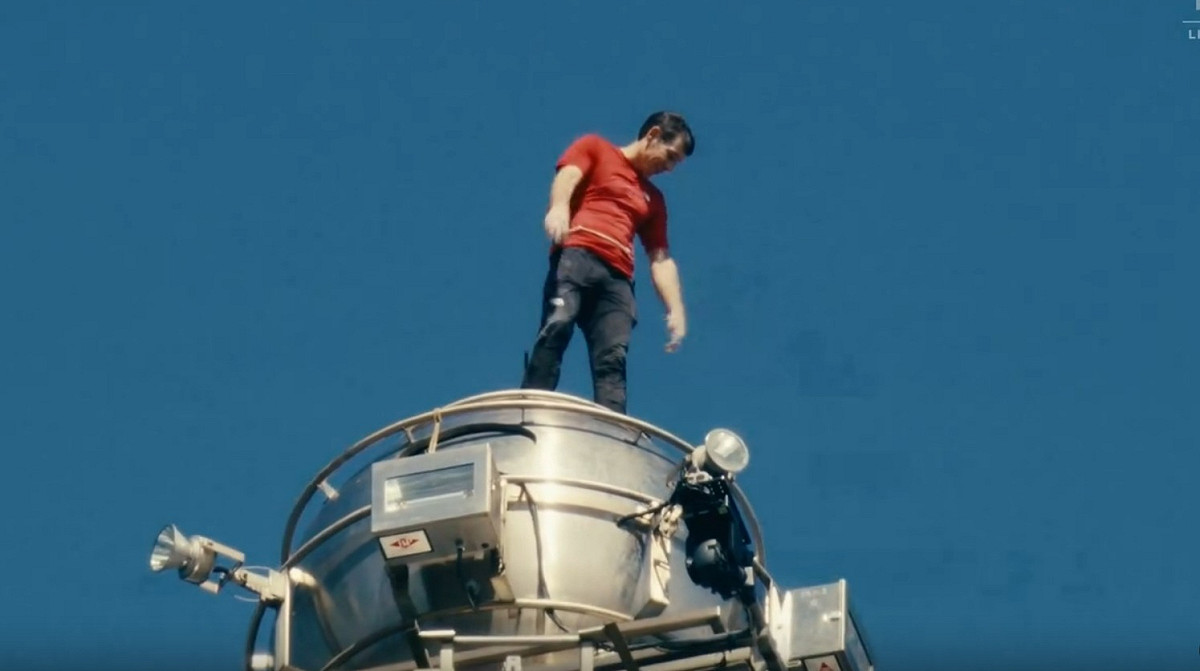 美國自由攀岩傳奇艾力克斯霍諾德(Alex Honnold)挑戰人類極限，在25日用91分鐘徒手攀登台北101，寫下歷史紀錄，並成功引起國際關注。 圖：翻攝自Netflix Threads