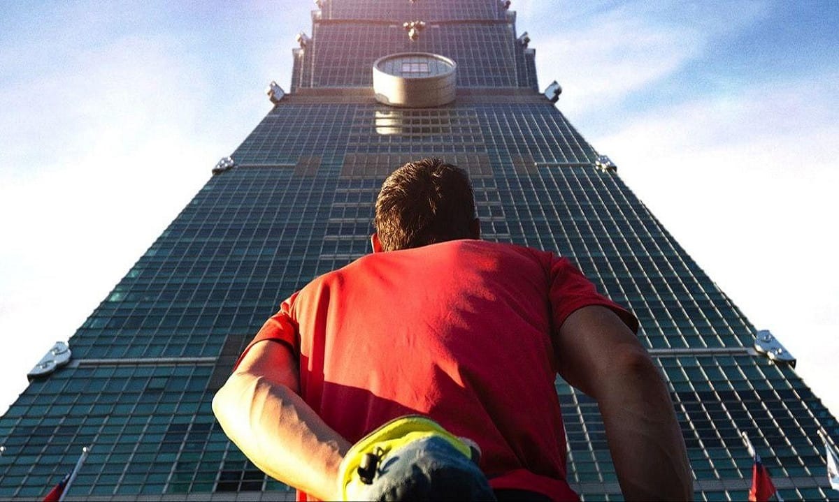 美國攀岩好手霍諾德（Alex Honnold）近日以「無繩索、零防護」的方式徒手攀登台北 101，全程僅花 91 分鐘順利攻頂，創下驚人紀錄，引發熱烈討論。然而，在挑戰前就有網友預言 Honnold 會從 101 摔死或挑戰失敗，結果遭到大批網友砲轟。 圖：Netflix／提供