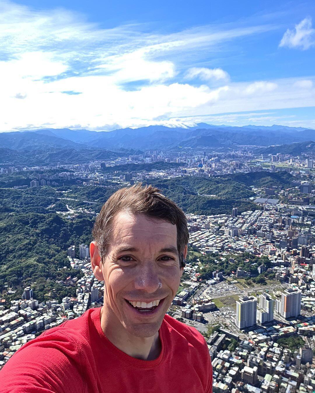美國攀岩傳奇霍諾德(Alex Honnold)今(25)日挑戰徒手攀爬台北101，過程僅花91分鐘就成功登頂。 圖：取自Netflix Threads