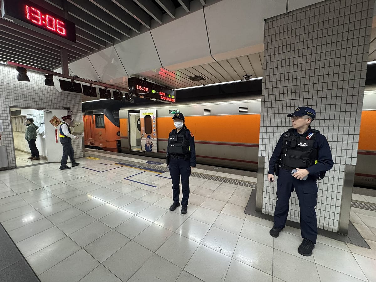台鐵125次自強號於今(25)日行經到汐止=南港突傳出機械故障，突冒白煙。 圖：翻攝自臉書記者爆料網（資料照）