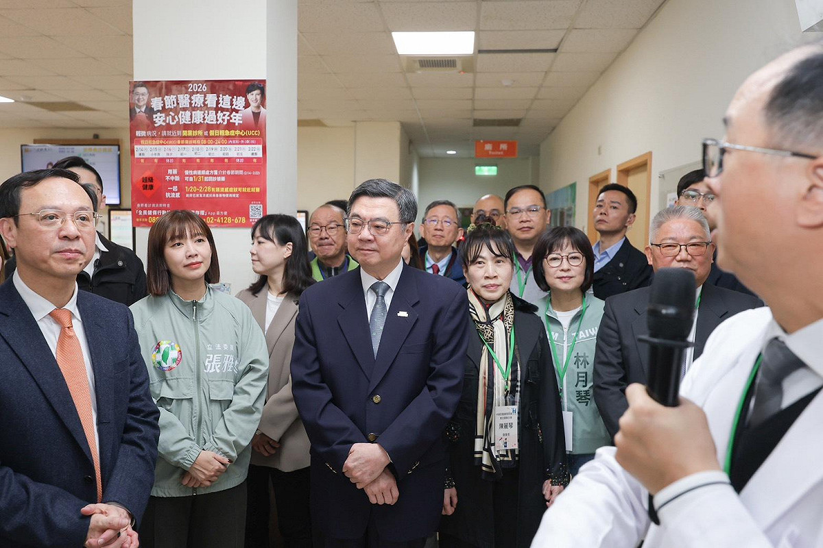 行政院長卓榮泰率官員赴桃園大園敏盛醫院訪視「週日及國定假日輕急症中心（UCC）」計畫落實情形。 圖：行政院/提供