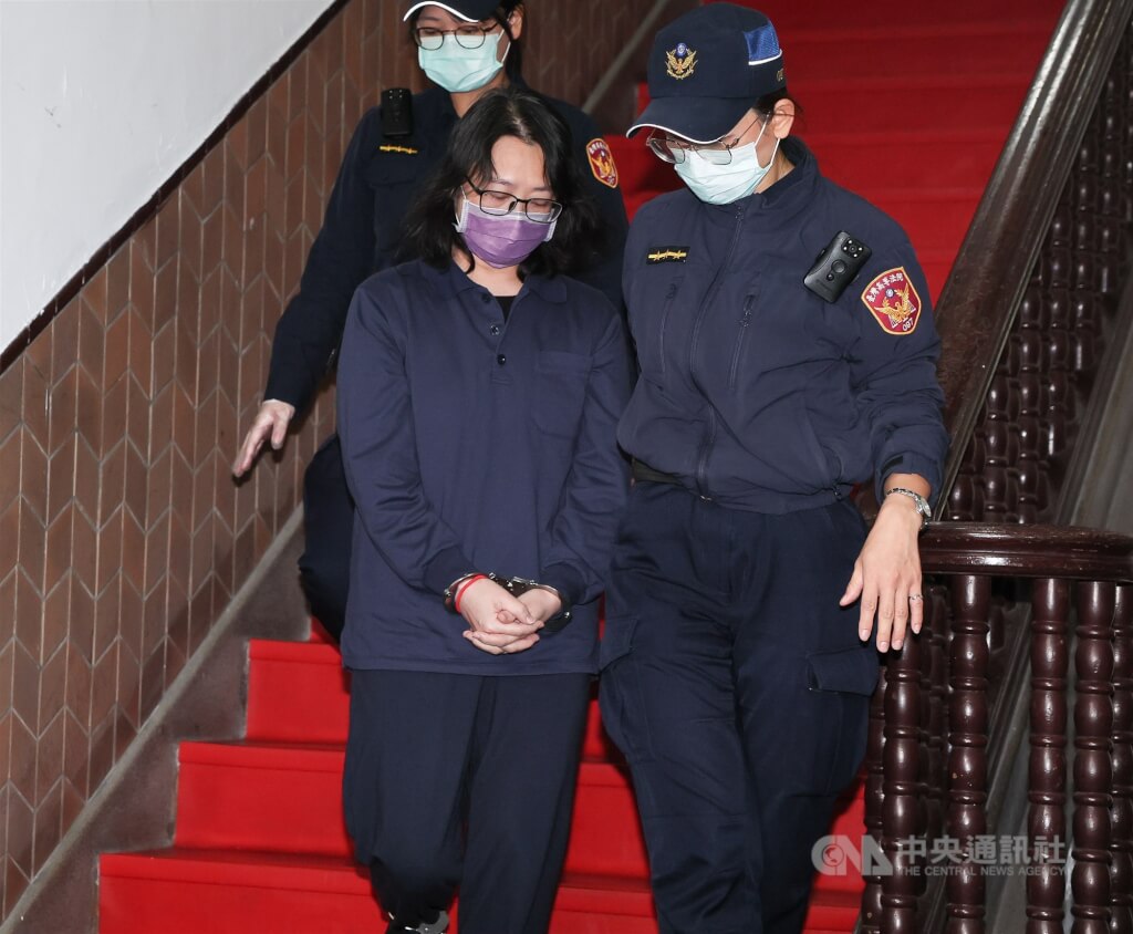 圖為去年12月台灣高等法院針對男童「剴剴」遭虐死案二審開庭，被告保母劉彩萱（前左）在法警戒護下出庭。（中央社檔案照片）