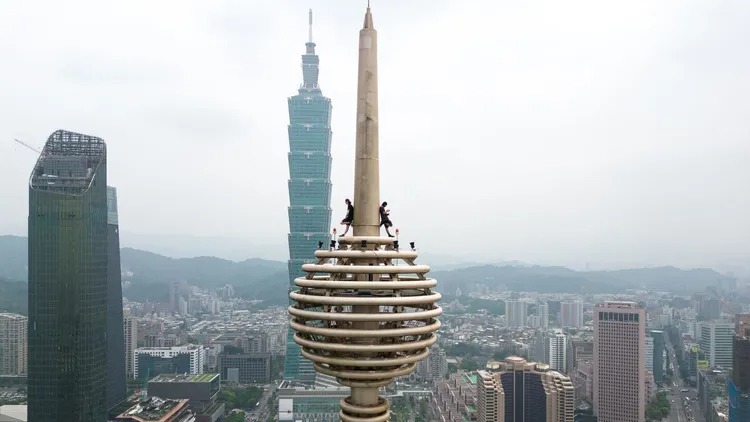 法國極限運動玩家Tom在社群平台發文，稱已找到觀看攀爬台北101的VIP座位。 圖：翻攝自IG