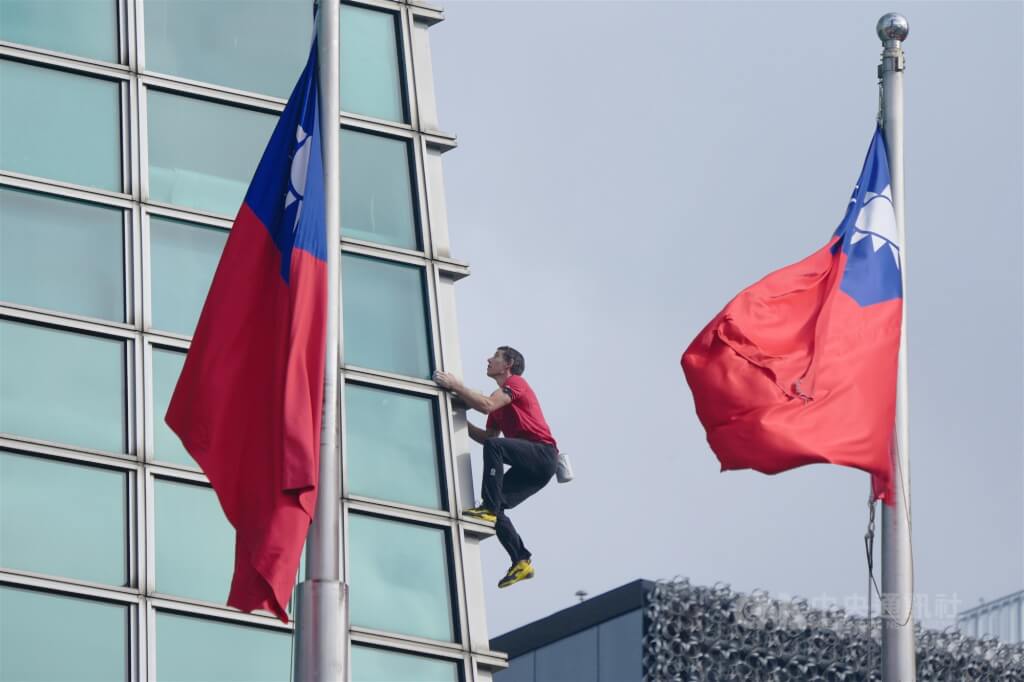 美國自由攀岩好手霍諾德（Alex Honnold）25日徒手攀登台北101大樓，受到各界矚目。中央社記者徐肇昌攝 115年1月25日
