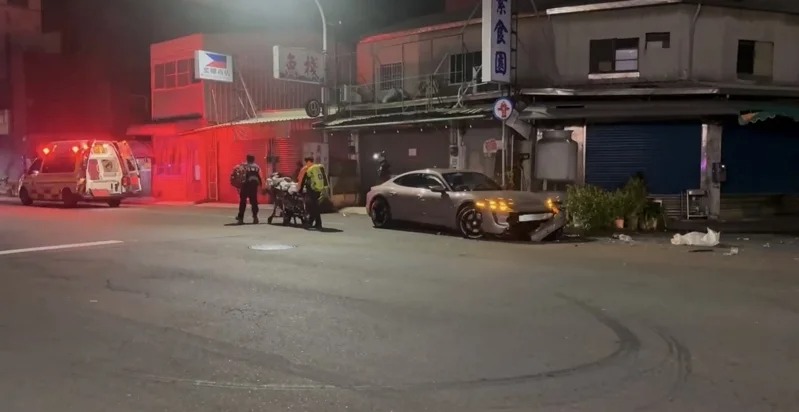 保時捷40歲女駕駛酒駕失控，連撞6輛汽、機車，造成1名貨車司機送醫。 圖：翻攝畫面