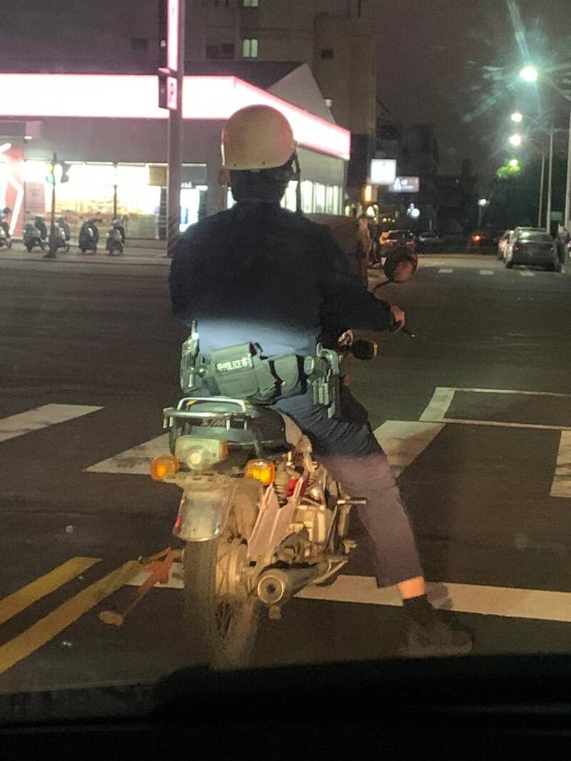 民眾PO文稱，遇到警察騎未掛牌古董機車且安全帽沒戴好，引發社群熱議。 圖：翻攝自臉書