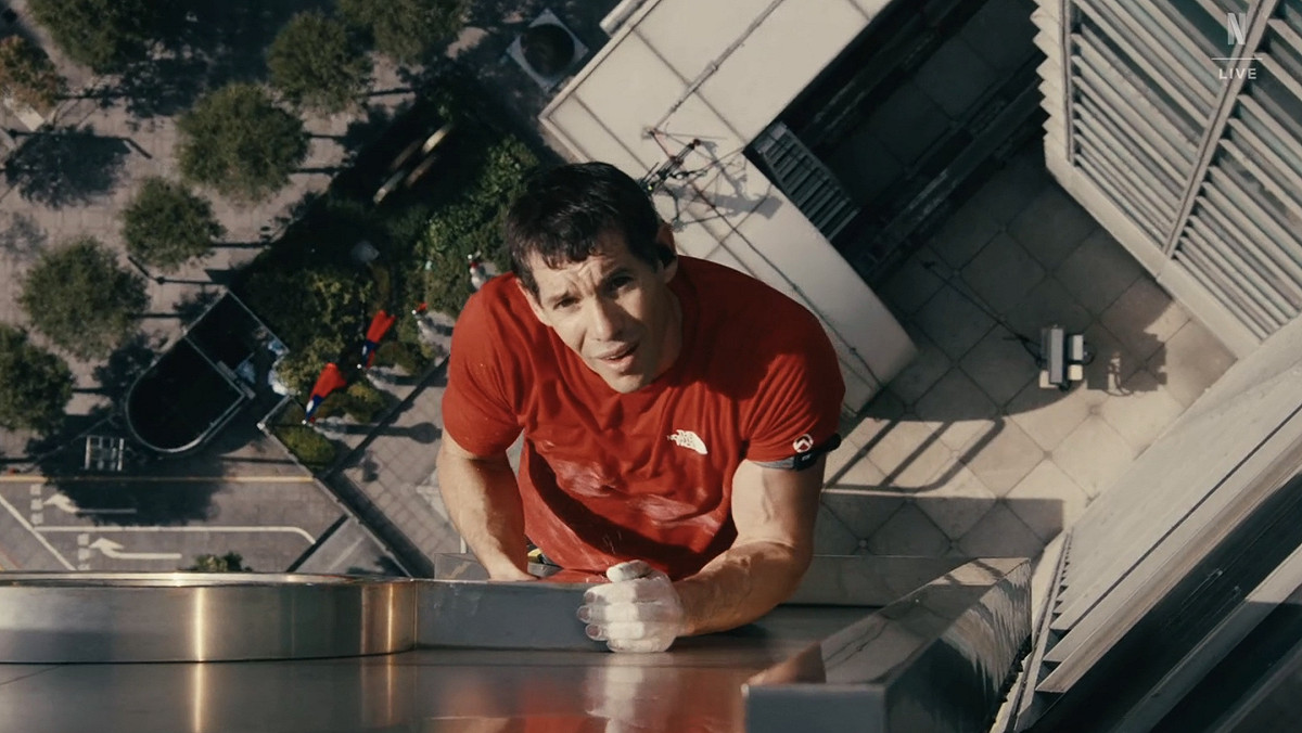 美國攀岩名將艾力克斯霍諾德(Alex Honnold)，今(25)日成功挑戰徒手攀登台北101，創下人類史上首位赤手征服508公尺高樓的紀錄。 圖：翻攝自Netflix Threads