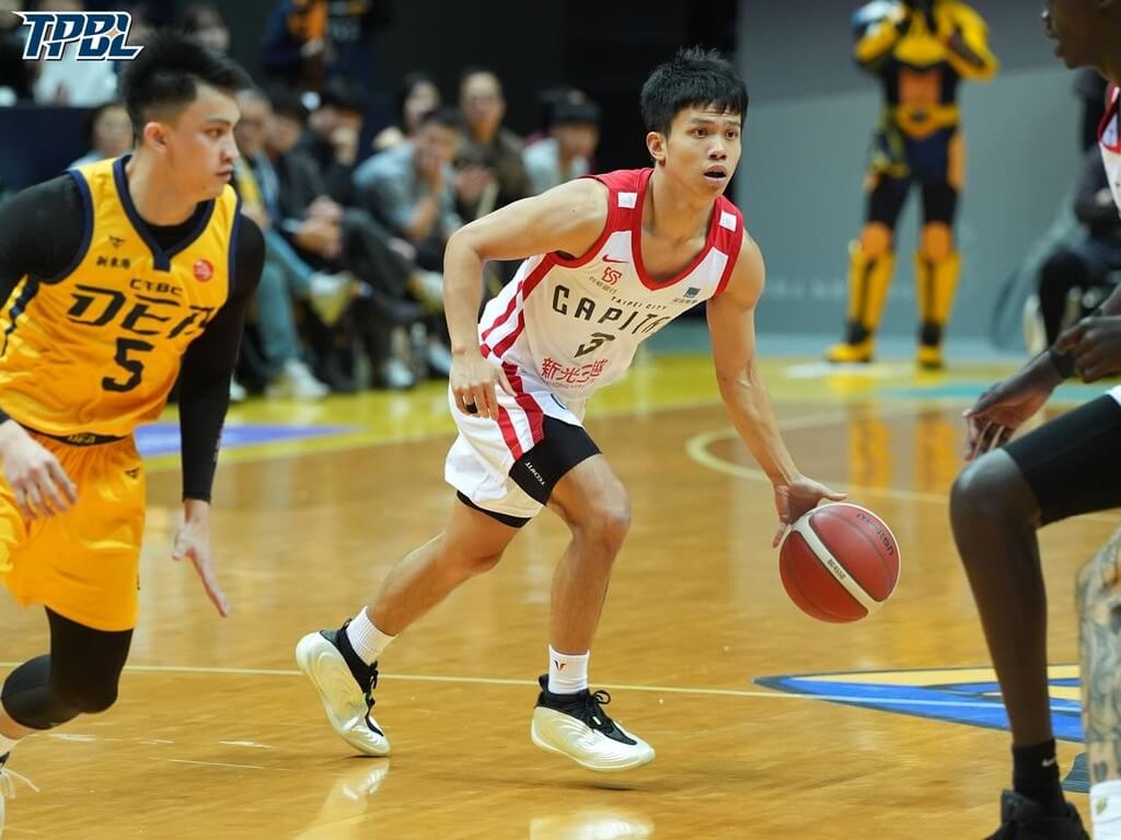 台灣職業籃球大聯盟（TPBL）台北台新戰神25日作客新北中信特攻，戰神後衛丁聖儒（持球者）繳出17分、10助攻、9籃板的準大三元成績單，幫助球隊獲勝。（TPBL提供）中央社記者黎建忠傳真　115年1月25日