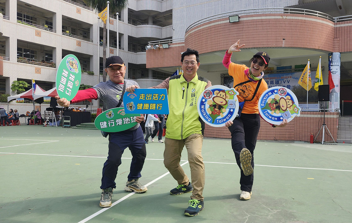 薛兆基(中)認為唯有讓年輕家庭敢留下來，長者能在地老化、持續參與社會，城市才有延續的可能。 圖：薛兆基競總/提供