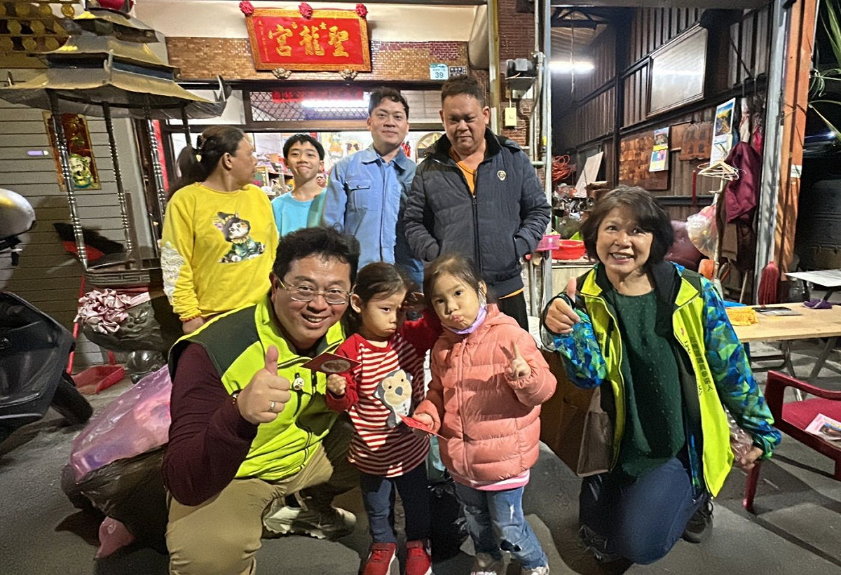薛兆基(前排左一)指出，少子化早已不是未來的警訊，而是正在發生的殘酷現實。 圖：薛兆基競總/提供