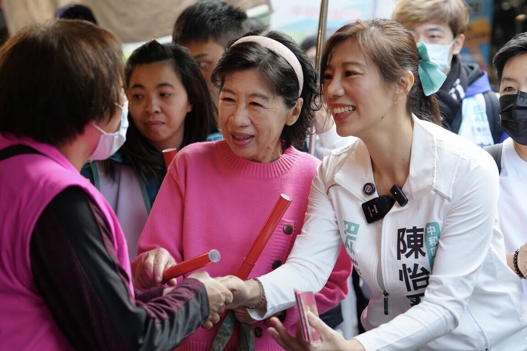 台灣民眾黨新北市議員中和選區參選人陳怡君（前右）25日在民眾黨前黨主席柯文哲妻子陳佩琪（前右2）陪同下，一起掃街拜票，獲不少民眾歡迎。 圖:陳怡君提供