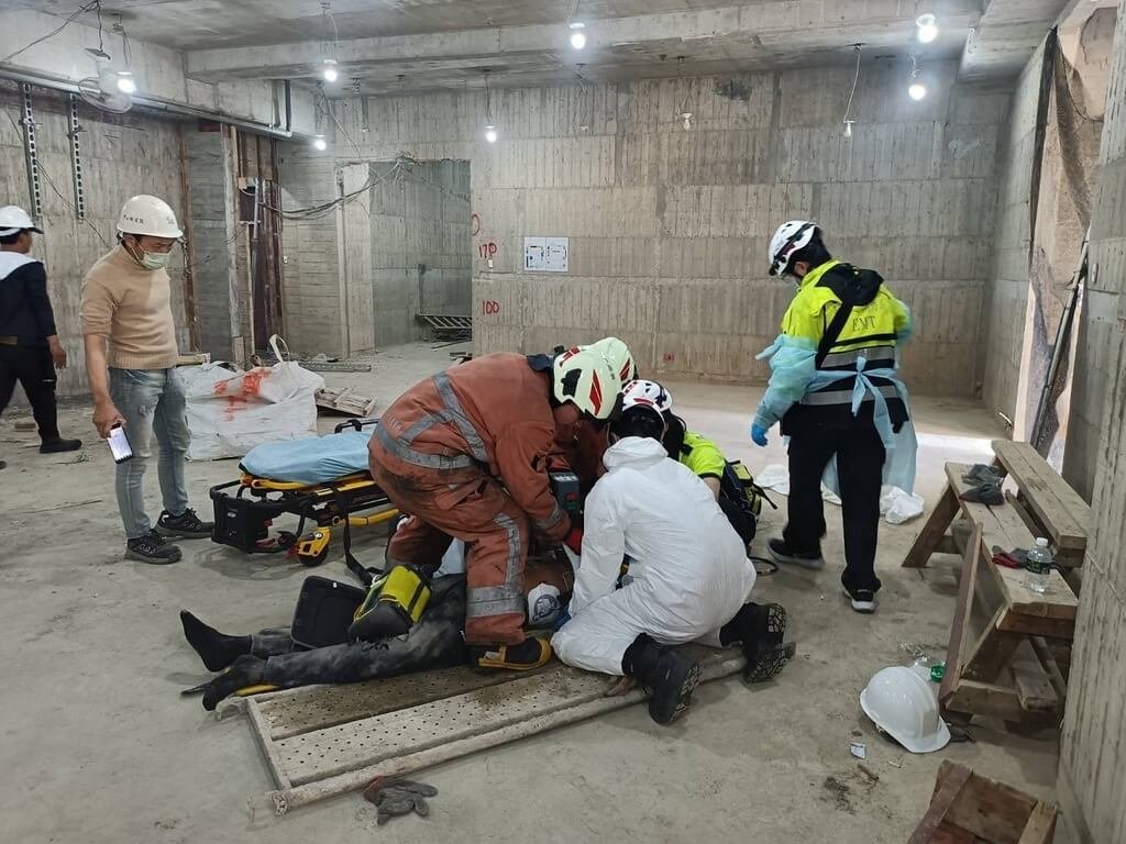 1名印尼籍移工25日在新竹市華德福街1處建築工地進行電梯井工程時，不明原因墜落至地下1樓，鄰近消防分隊獲報到場將患者送醫，經搶救仍不治。（新竹市消防局提供）中央社記者魯鋼駿傳真　115年1月25日