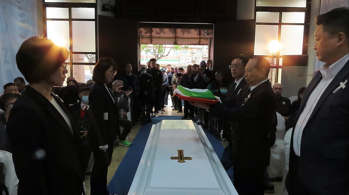 1.呈旗——呈旗官(治喪委員會郭平和總幹事)呈旗予何博文副秘書長(右前)、蘇巧慧主任委員(左前)、林淑芬立法委員(左後)、李坤城立法委員(右後)等四位覆旗官 張文隆拍攝