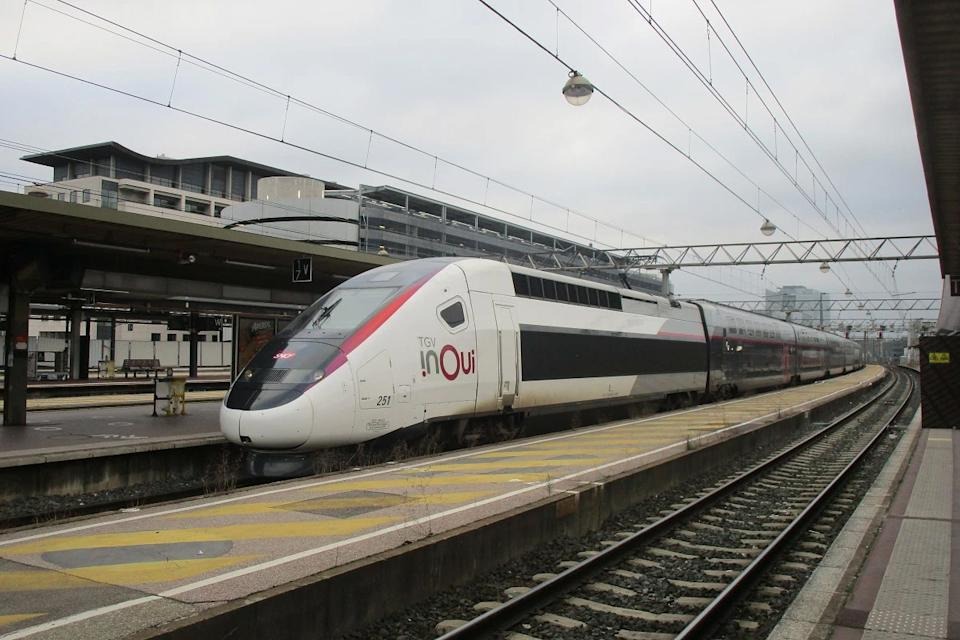 法國國家鐵路公司（SNCF）從1月8日起推出名為「Optimum」的全新高級車廂服務，旨在為商務客戶提供特別的舒適體驗，然而，付費選項的新服務禁止 12 歲以下兒童搭乘，引發爭議。 圖：取自維基百科